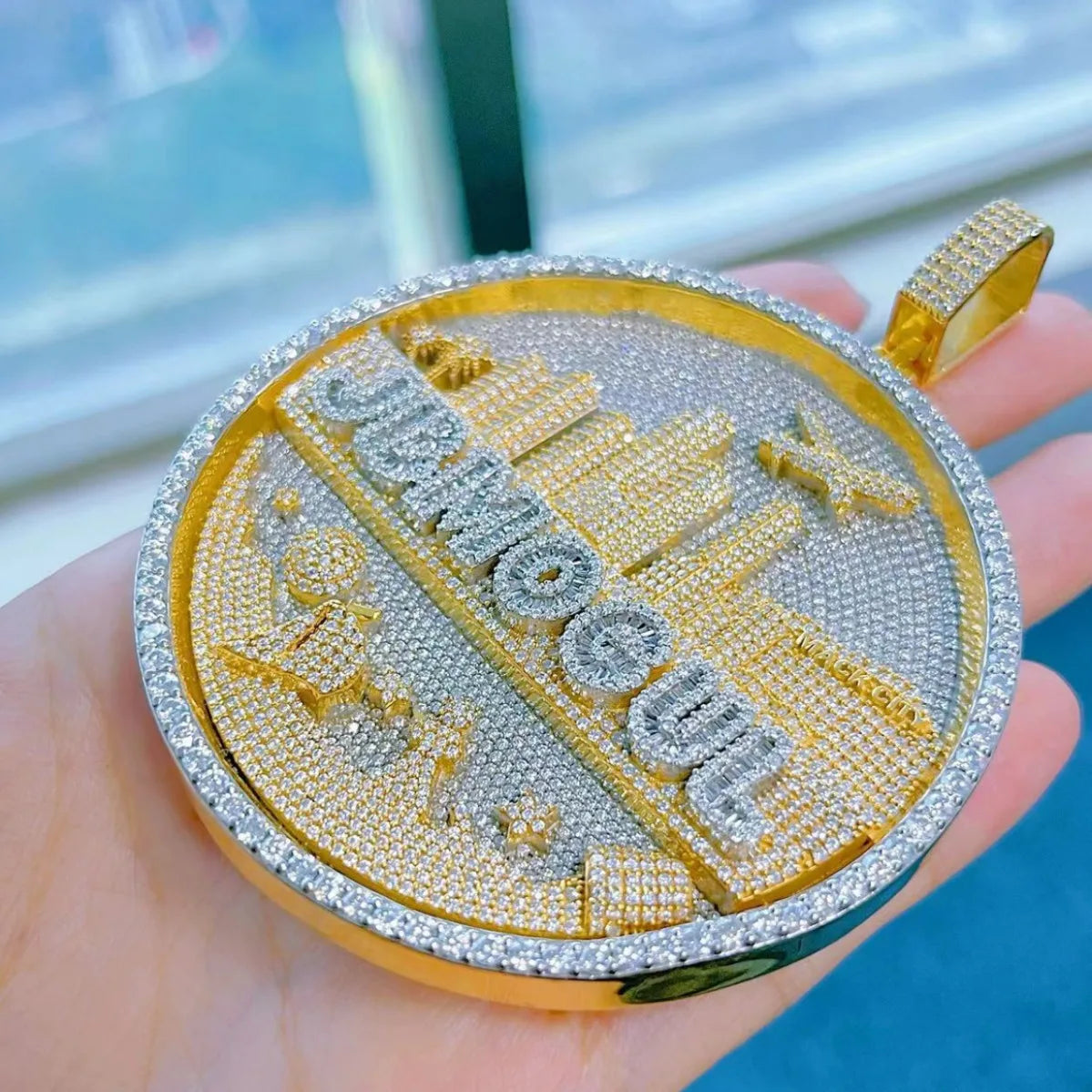 Lyee Cyee 18K Gold Disc Pendant With Zircon And City Pattern