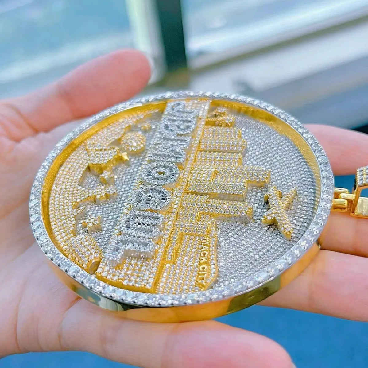 Lyee Cyee 18K Gold Disc Pendant With Zircon And City Pattern