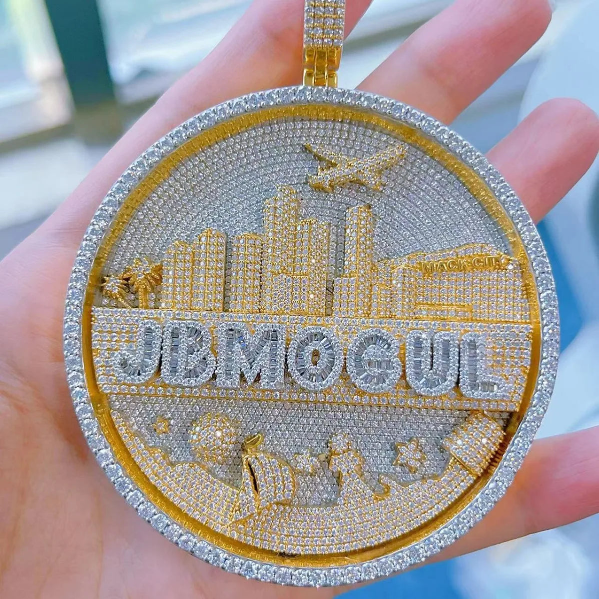 Lyee Cyee 18K Gold Disc Pendant With Zircon And City Pattern