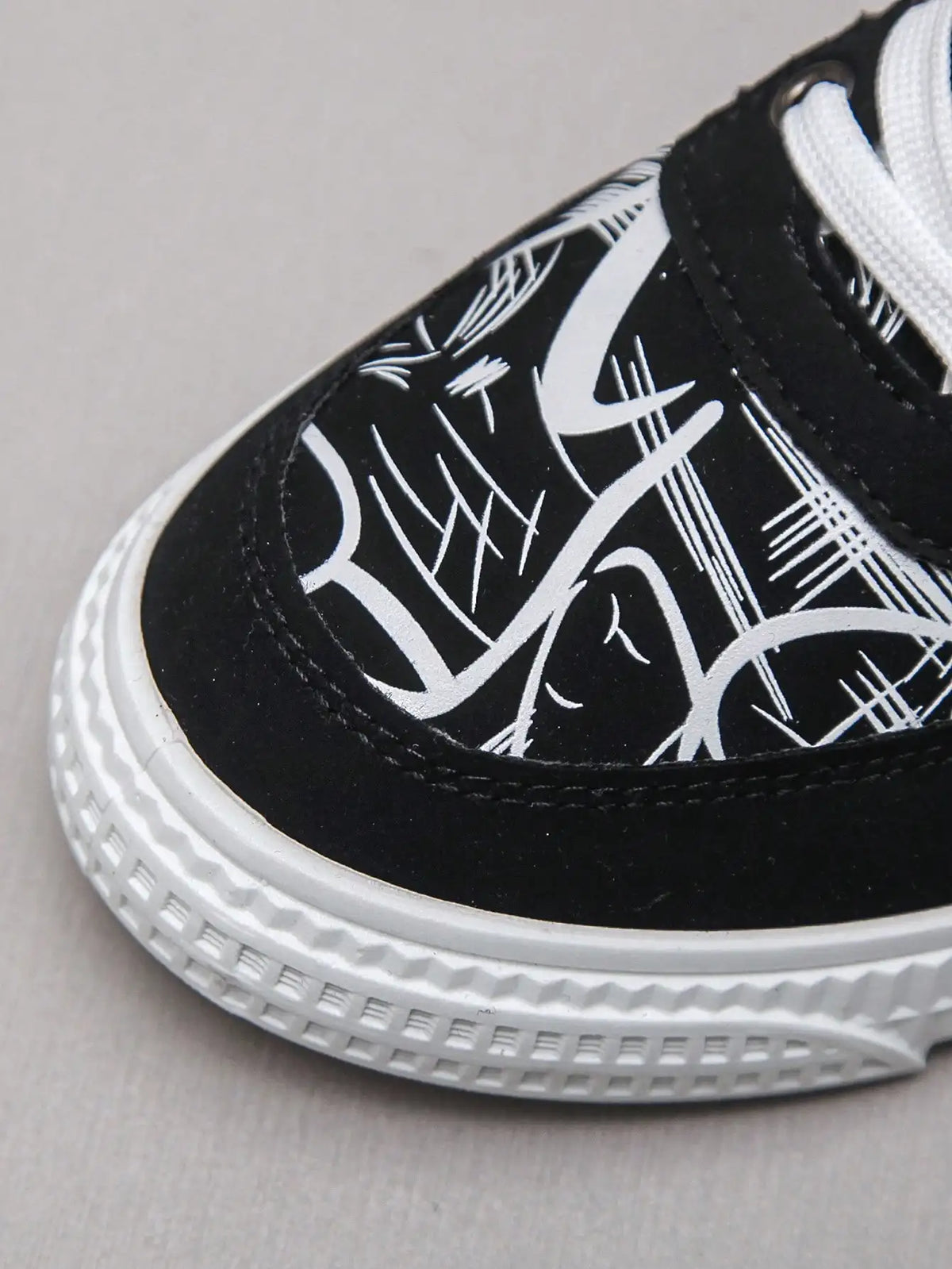Mens Slip Resistant High Top Athletic Skateboard Shoes for Active Wear
